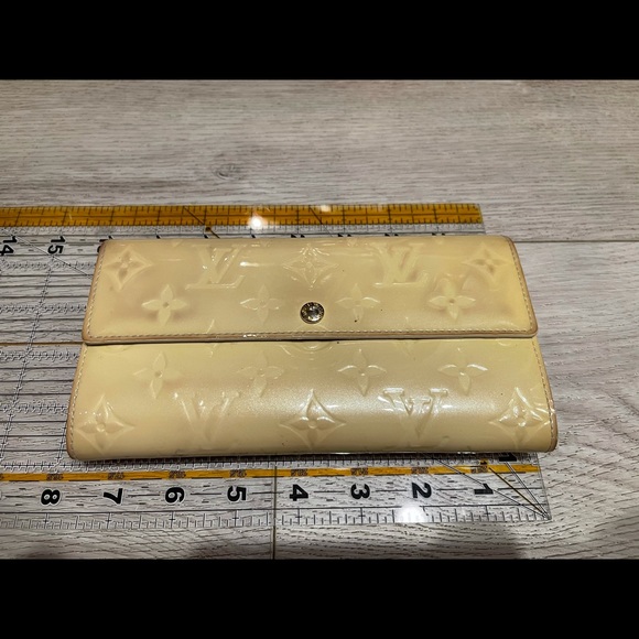 Louis Vuitton Monogram Vernis Patent Sarah Wallet - Picture 8 of 8